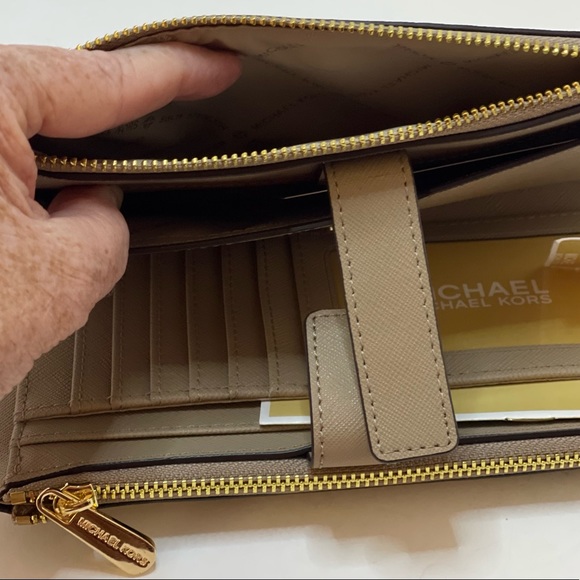 NWT. Michael Kors Jet Set Travel Double Zip Wristlet - Picture 4 of 6